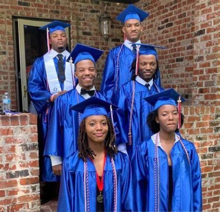 Beautiful photo of sextuplets who graduated together on same day goes viral