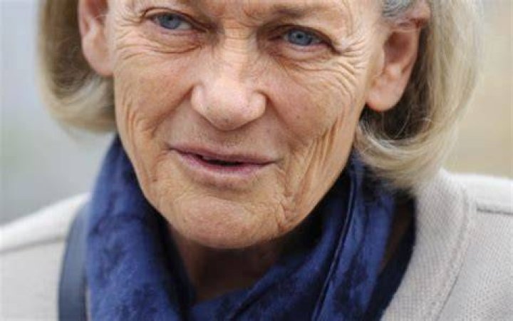 Elisabeth Badinter & family Net Worth
